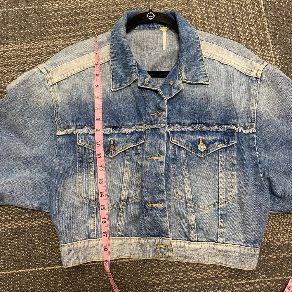 Free People Bedford Distressed Medium Wash Cropped Jacket Size Small - Picture 11 of 13
